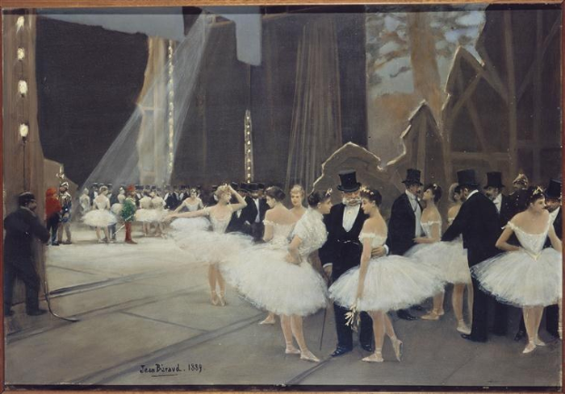 Gemälde mit dem Titel "Tanz an der Oper" von Jean Beraud (1889), das eine Gruppe von Tänzern in weißen Tutus und Hüten auf einer hell erleuchteten Bühne zeigt, eingerahmt von einem Fotoborder.